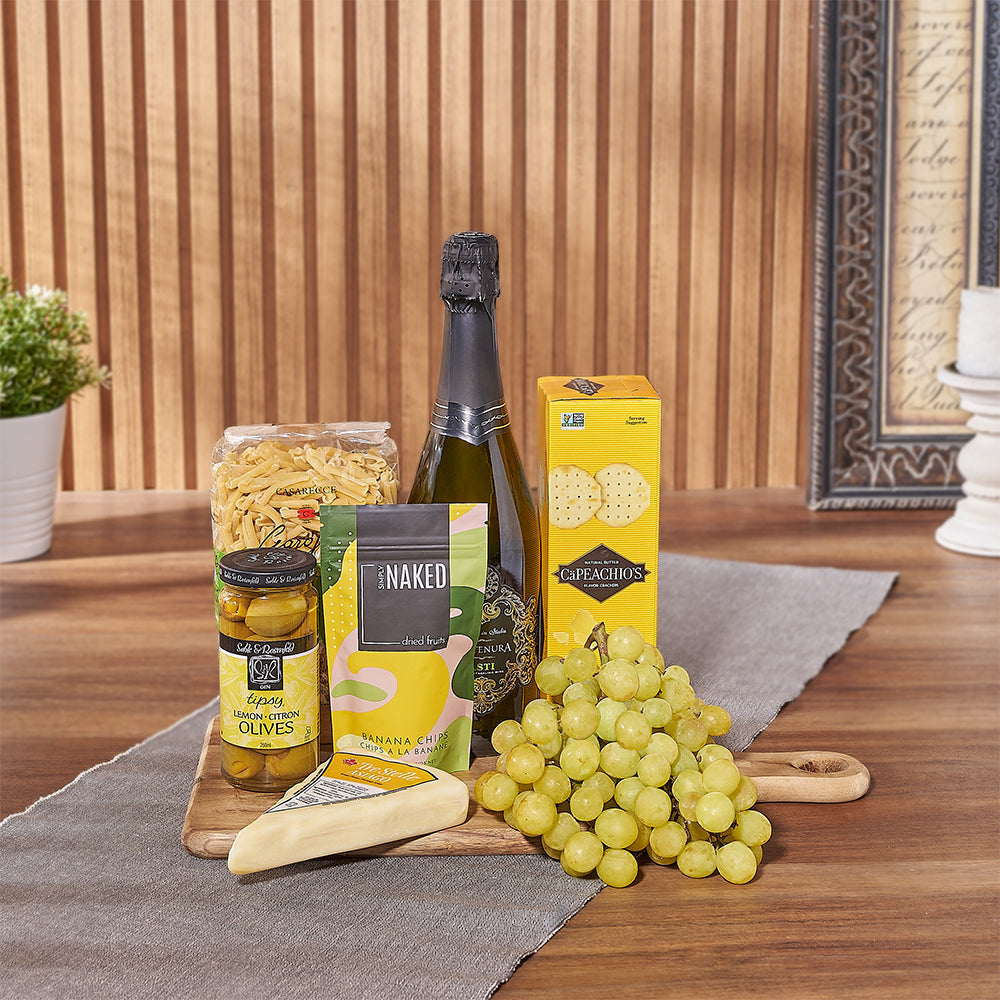 Gourmet Gift Basket with Kosher Sparkling Wine for Jewish New Year – how the gift is presented