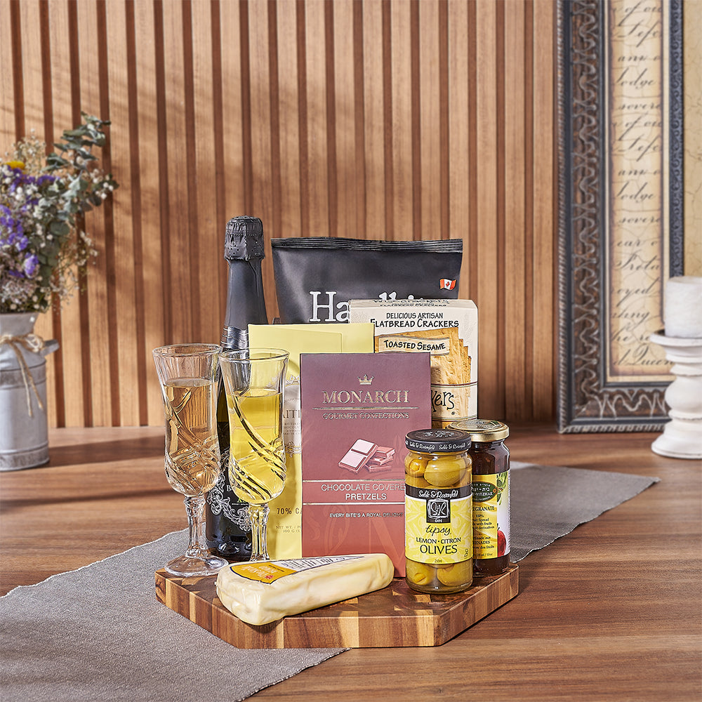 Kosher Wine and Sparkling Snack Basket – how the gift is presented