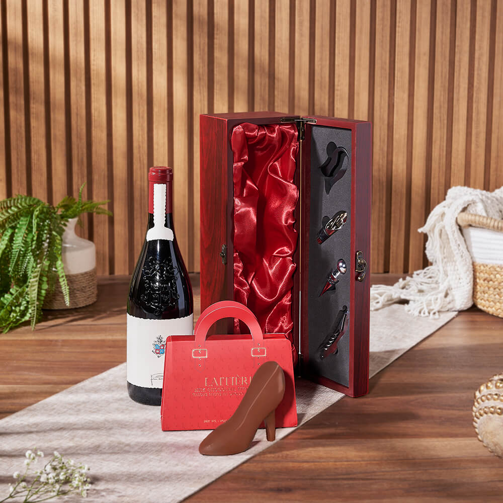 Laitière Milk Chocolate and Wine Gift Box in Mahogany Wood – how the gift is presented