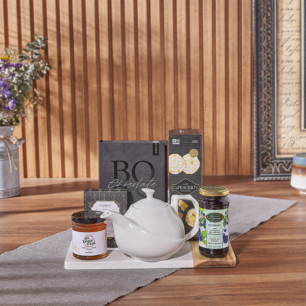 Luxury Crackers and Fruit Spread Basket – how the gift is presented