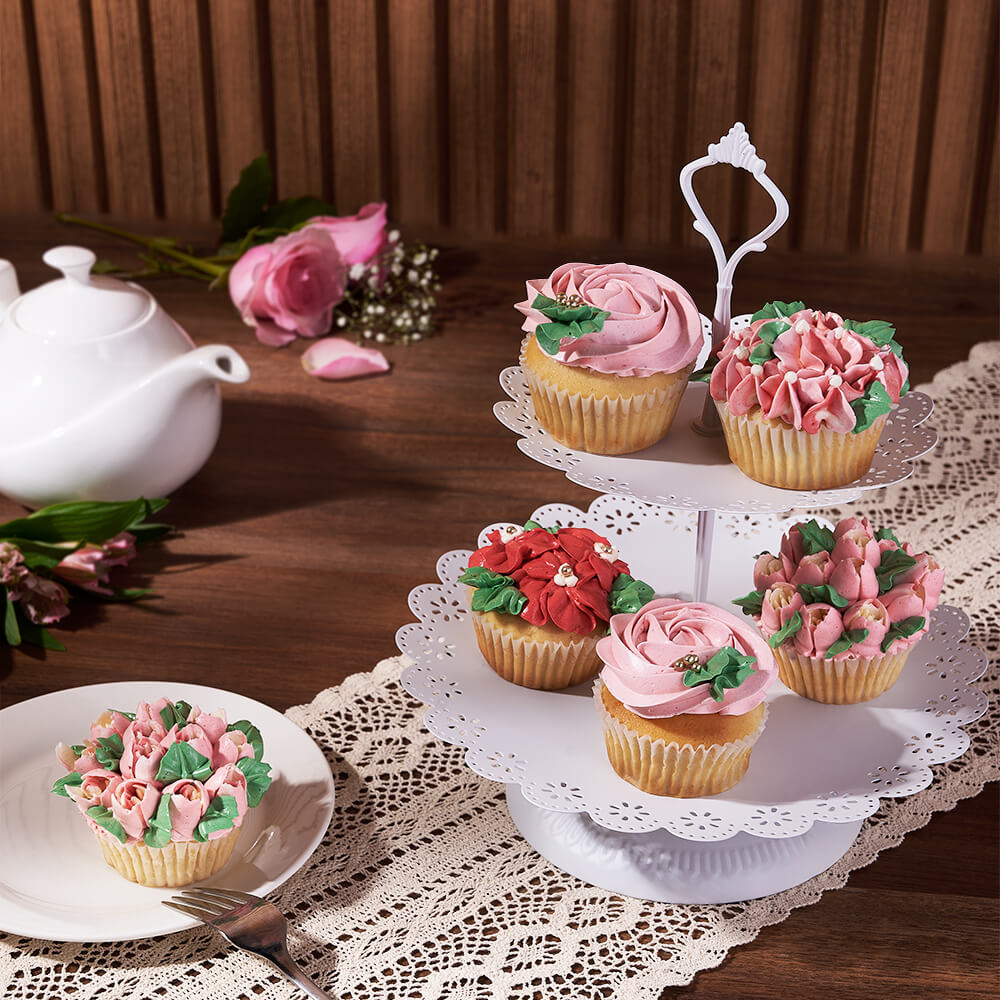 Vanilla Cupcakes with Buttercream Flower Decoration for Mom – how the gift is presented