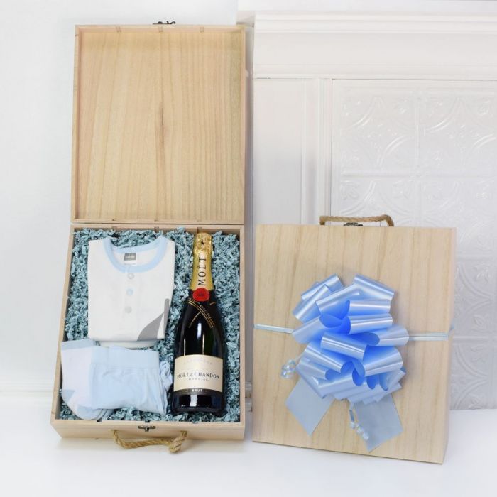New Baby Boy Champagne Gift Set in Pine Wine Box – how the gift is presented
