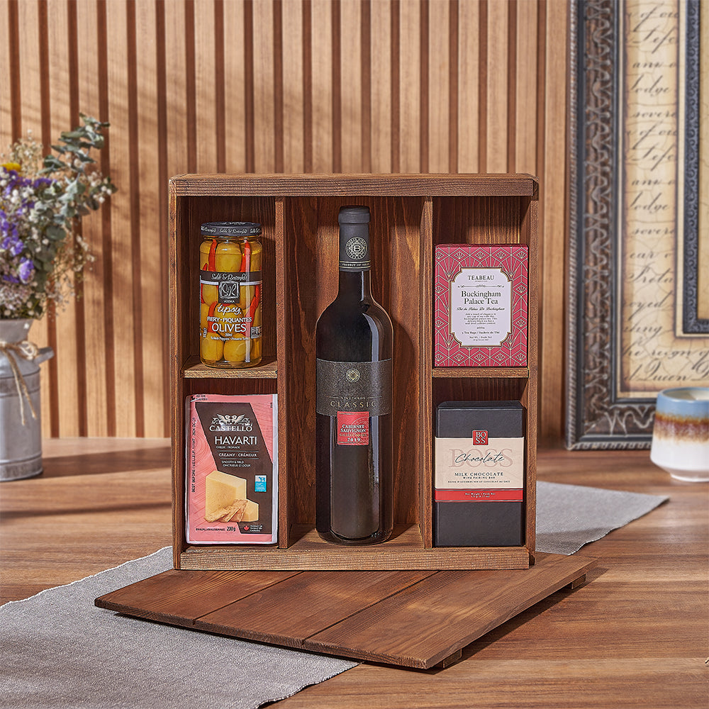 Elegant Wine Gift Basket with Kosher Wine and Fiery Olives – how the gift is presented