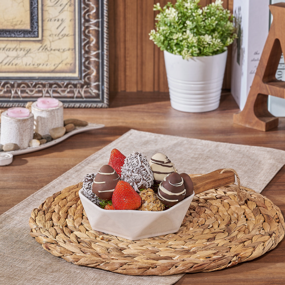 Hexagonal Buttercup Dish with Chocolate Strawberries – how the gift is presented