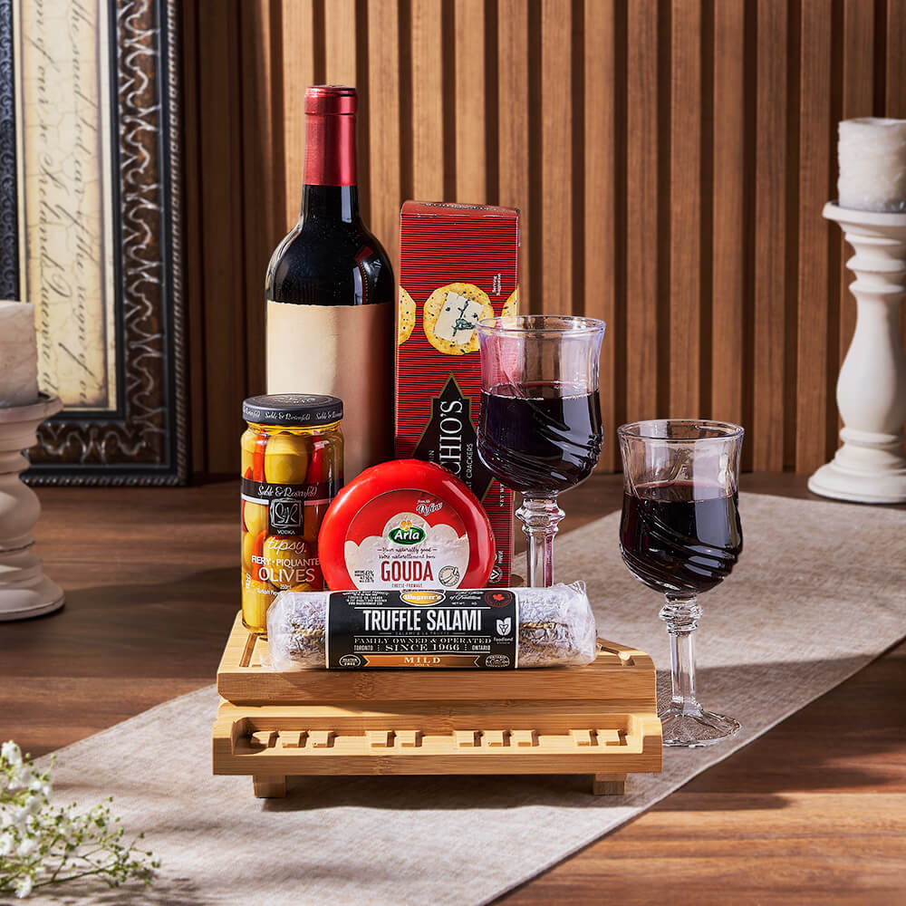 Wine Basket with Salami and Board – how the gift is presented