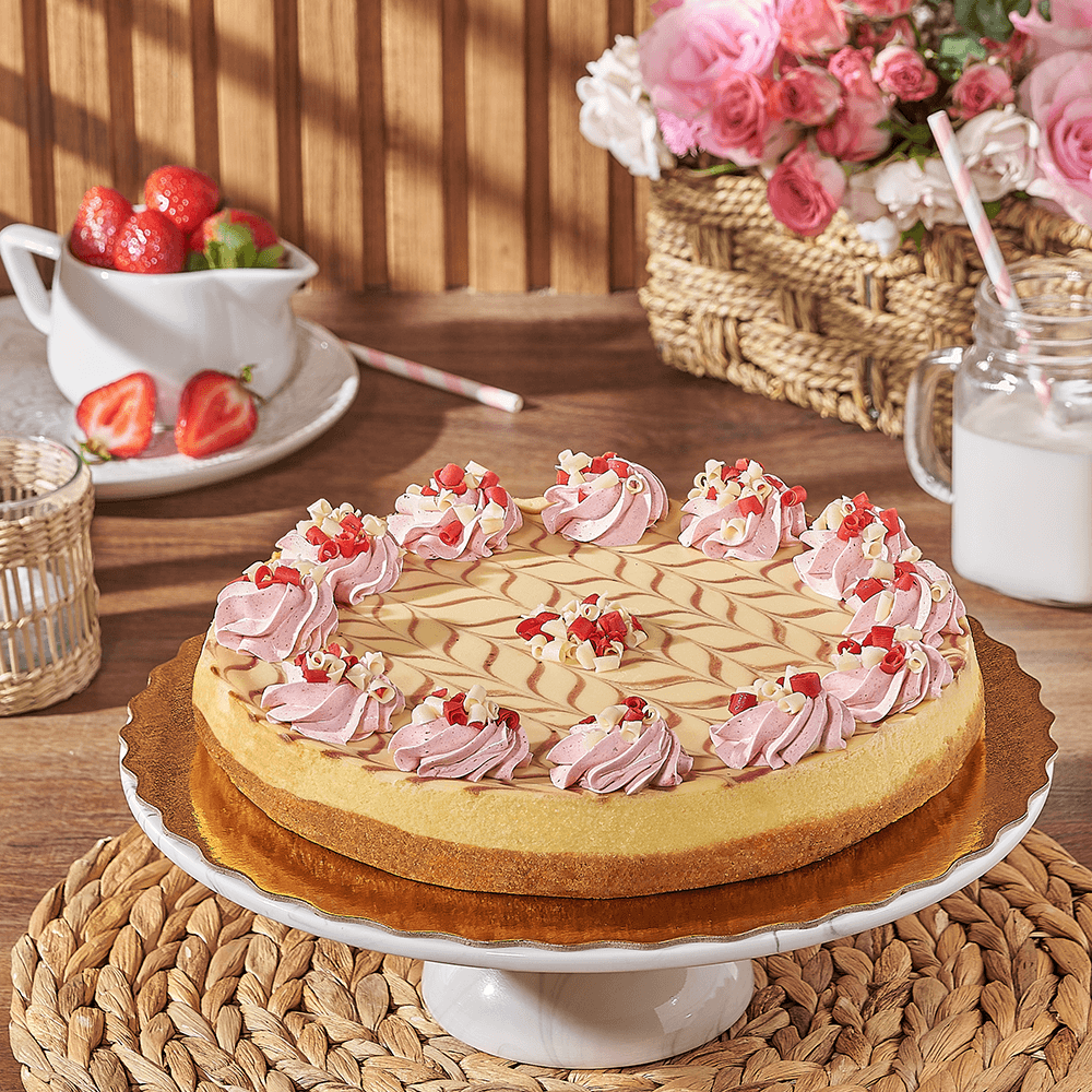 Classic Cheesecake with Strawberry Topping – how the gift is presented