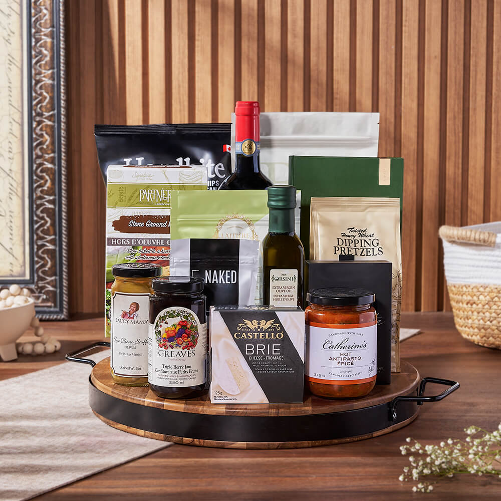 Classic Wine Basket with Artisan Crackers – how the gift is presented