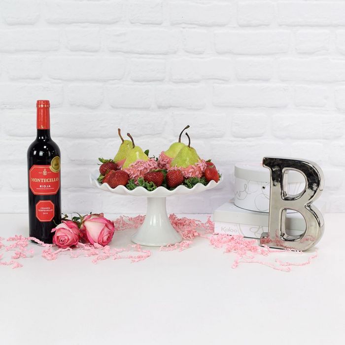 Deluxe Wine and Decadent Strawberry Gift Basket – how the gift is presented