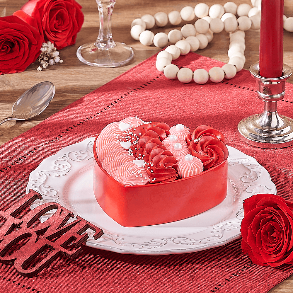 Red Velvet Cake in Heart Tin – how the gift is presented