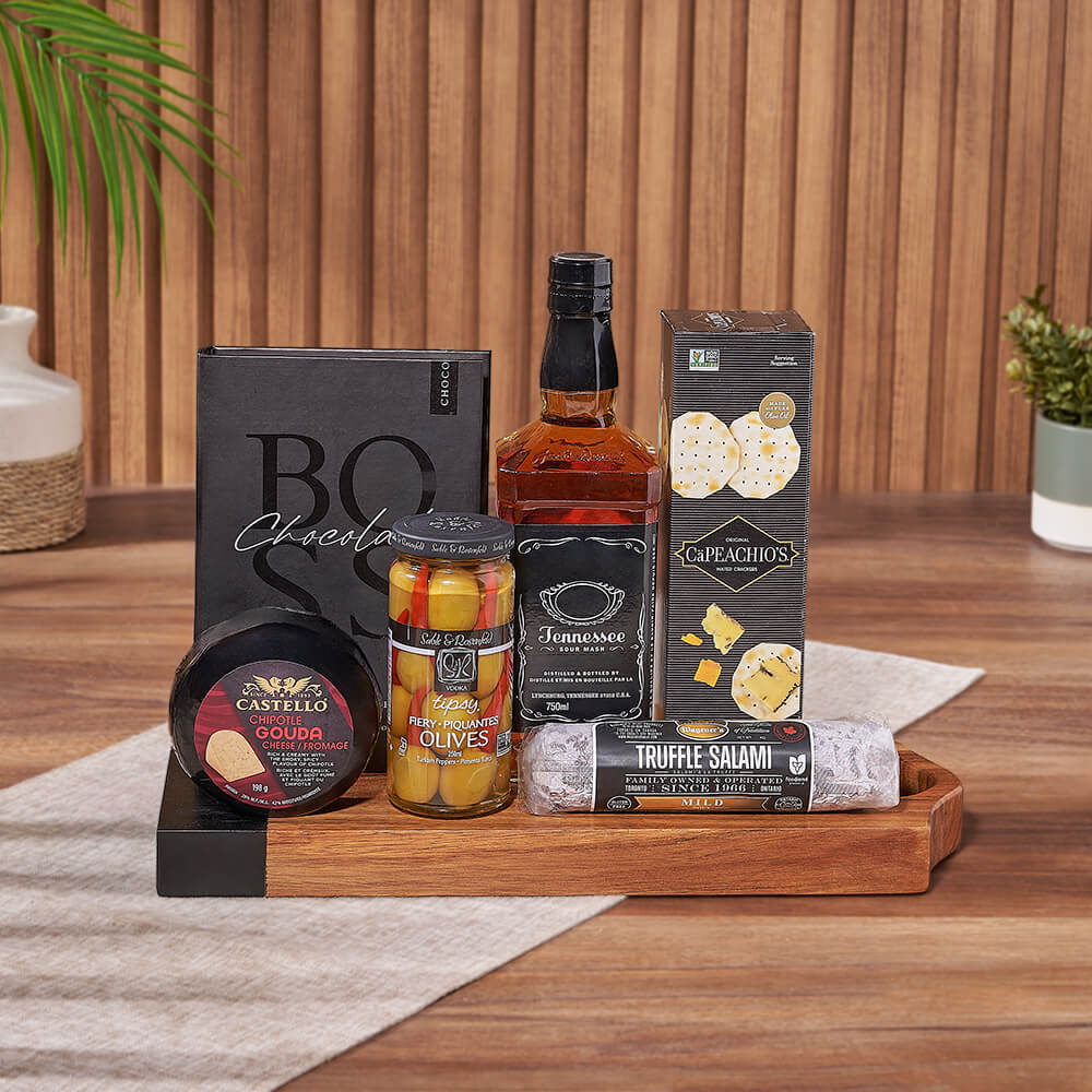 Whiskey Basket with Crackers and Salami – how the gift is presented