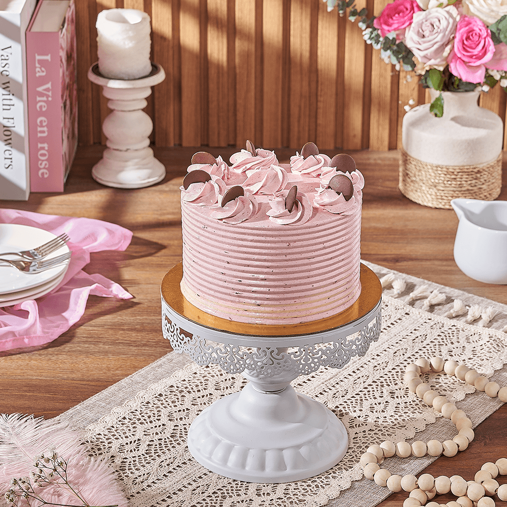 Strawberry Layered Chocolate Cake – how the gift is presented