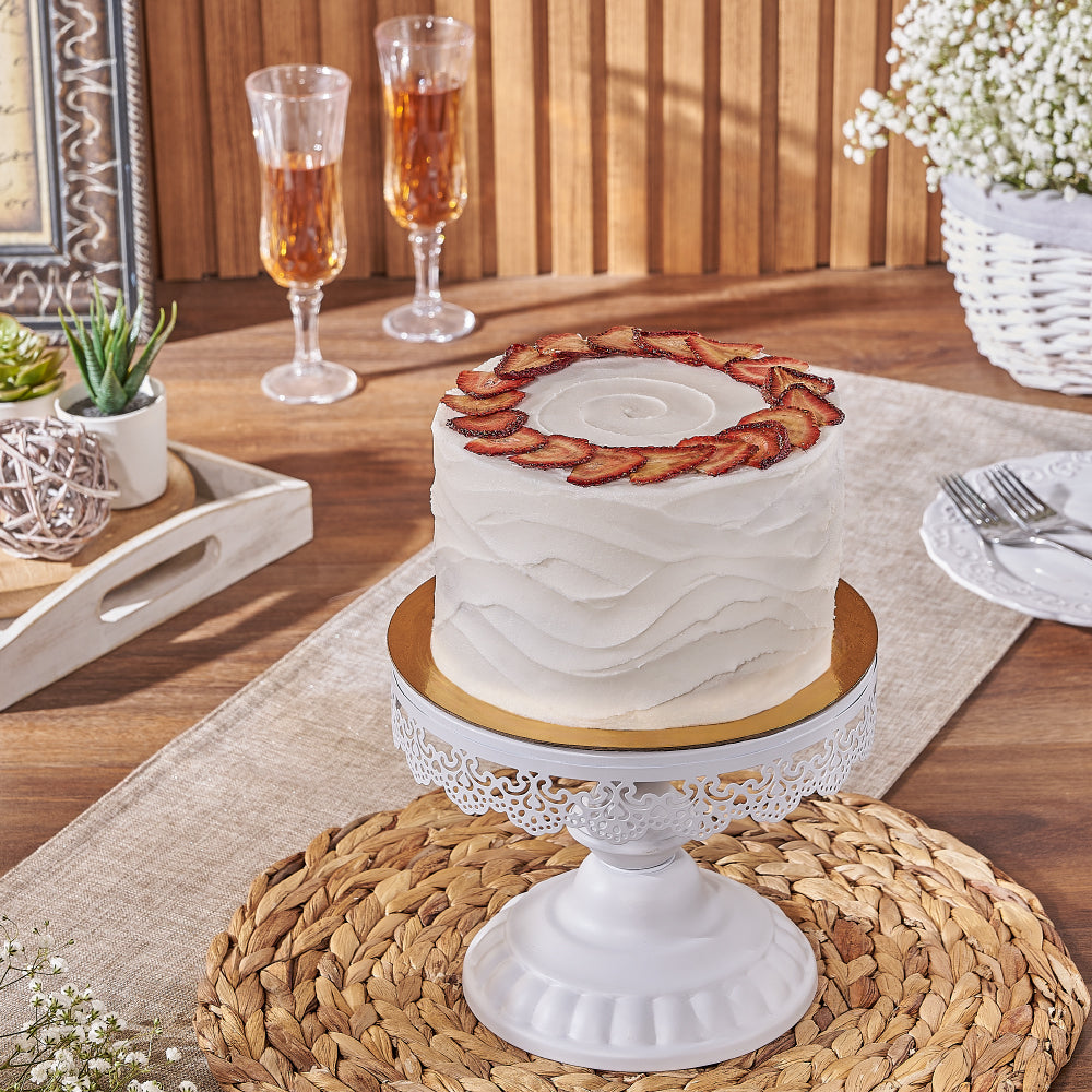 6-Inch Vanilla Vegan Cake with Frosting and Dried Strawberries – how the gift is presented