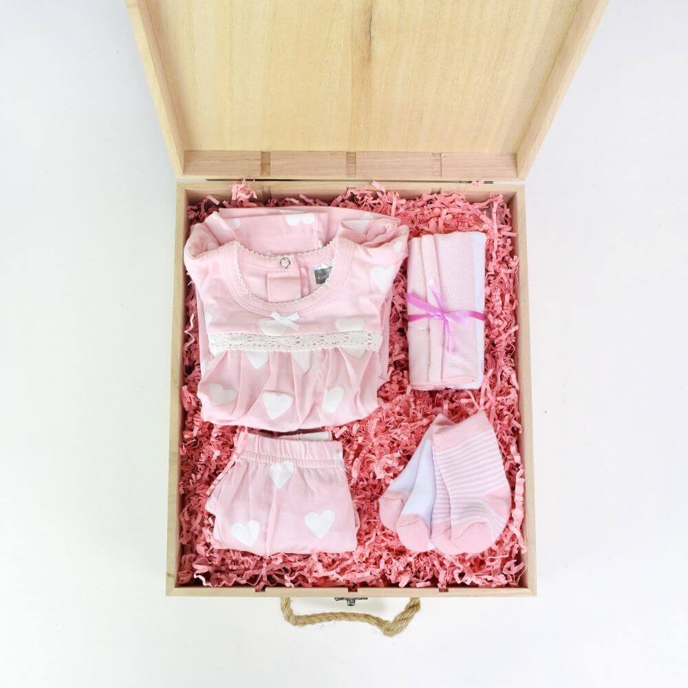 Baby Girl Arrival Gift Box with Cozy Dress and Blankets – how the gift is presented